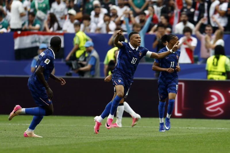 Mbappe jafnaði markafjölda Ronaldo - Tafir vegna þrumuveðurs