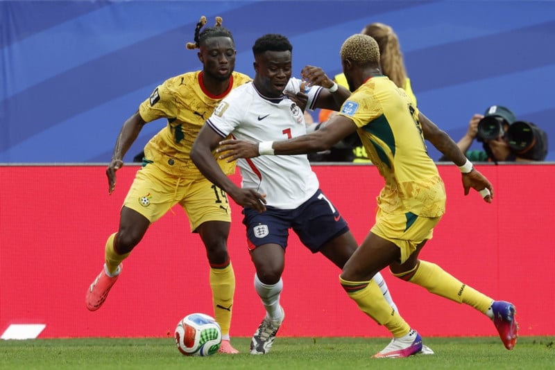 Bukayo Saka kom af bekknum gegn Ganverjum.