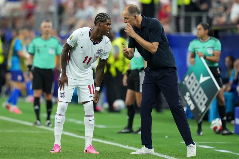Thomas Tuchel ræðir við Marcus Rashford.