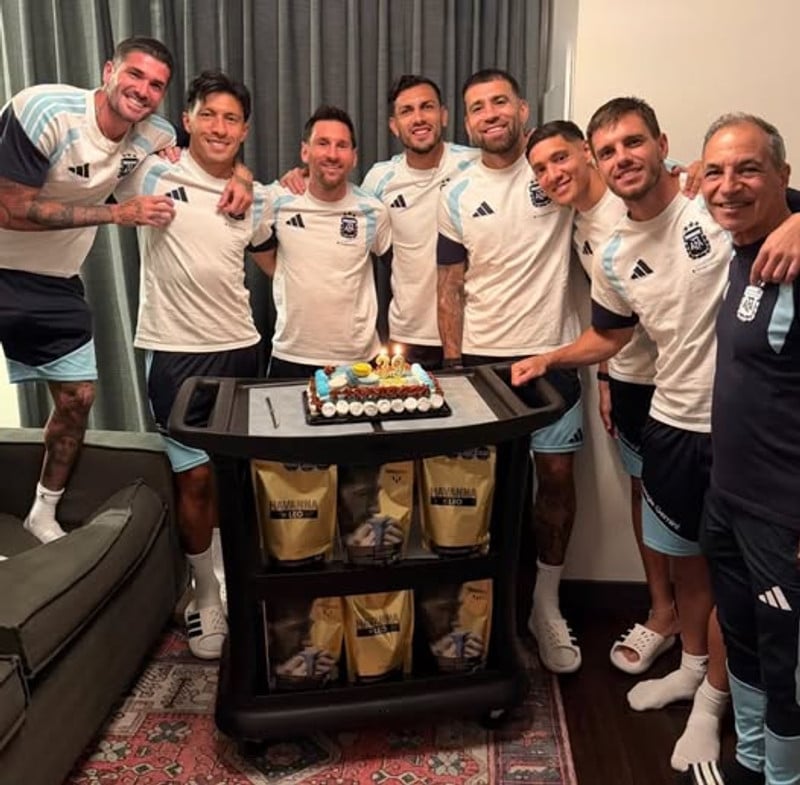 Messi fagnaði deginum í faðmi liðsfélaga sinna í argentínska landsliðinu.