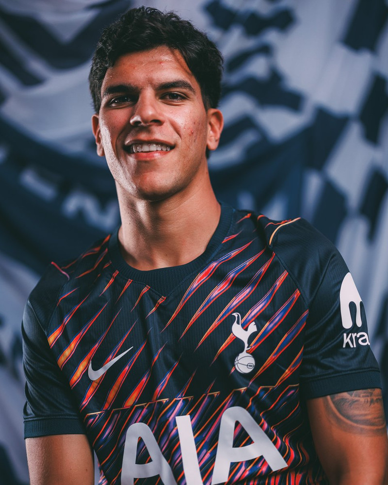 Mateus Fernandes í treyju Tottenham.