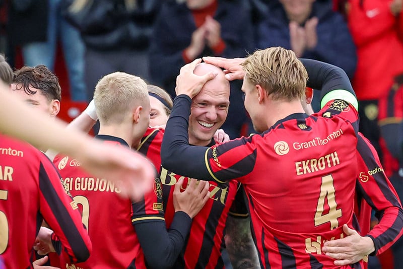 Oliver Ekroth fagnar Aroni Elís sem skoraði tvö mörk í dag