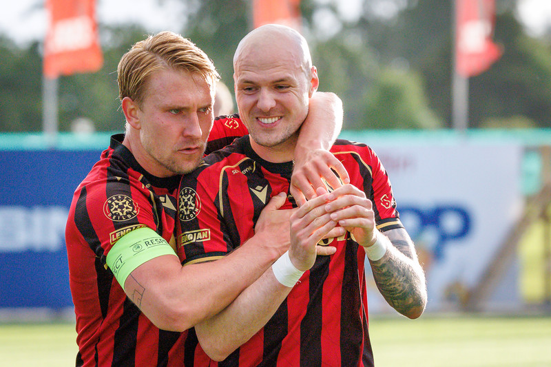Aron Þrándar kemur inn.