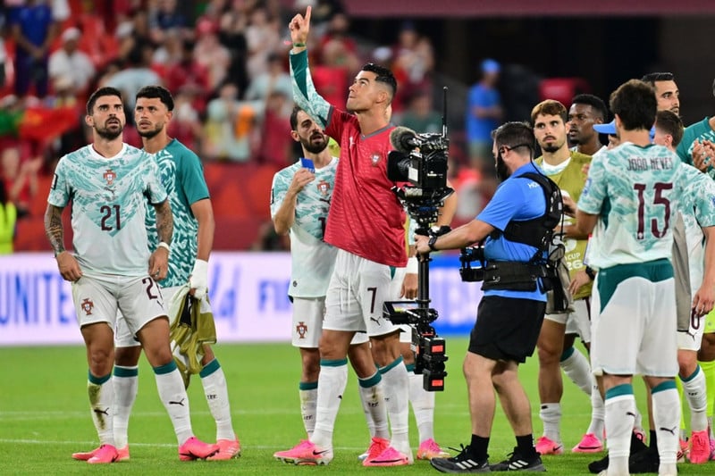 Ronaldo bendir til himins í Jota-treyjunni