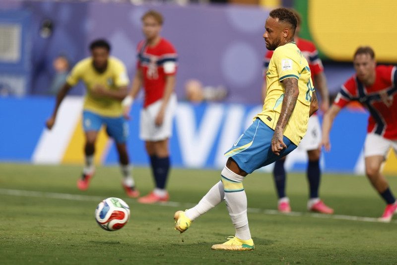 Neymar skoraði sárabótamark af vítapunktinum.