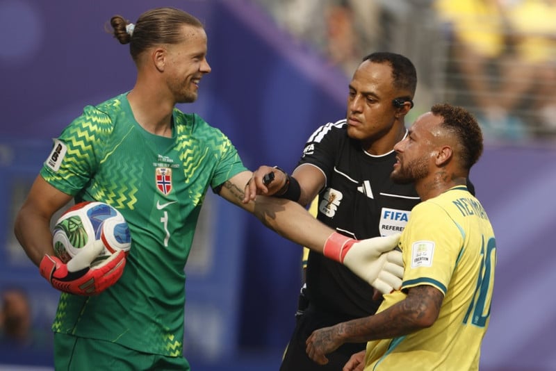Örjan Nyland og Neymar áttu í orðaskiptum.
