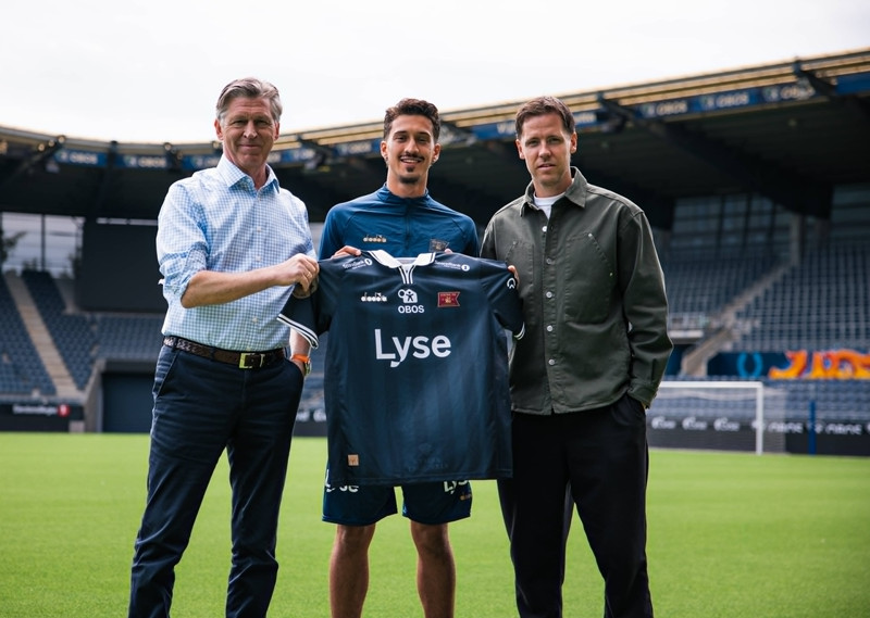 Amin ásamt umboðsmönnum sínum Ólafi Garðarssyni og Kjartani Henry Finnbogasyni á Viking Stadion sem tekur tæplega 16 þúsund manns í sæti.