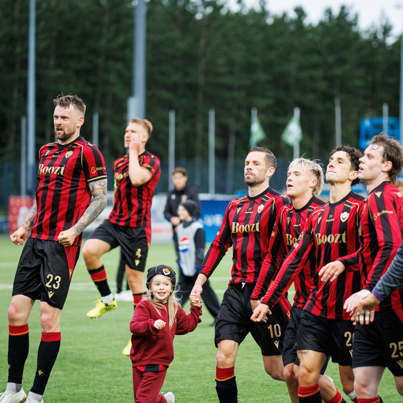 Víkingar fagna sigri kvöldsins.