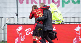 Elías Már með slitið krossband