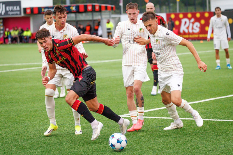 Víkingur leiðir einvígið 1-0.