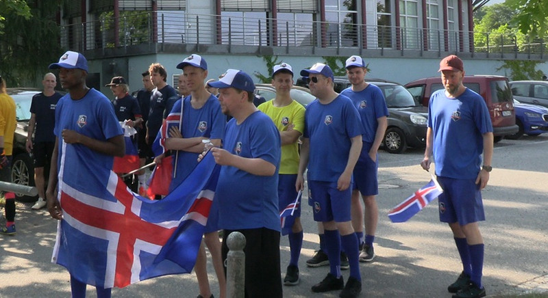 Leikmenn FC Sækó við setningarathöfn mótsins.
