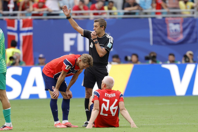 Mark dæmt af Noregi - Rooney segir að England hafi sloppið með skrekkinn