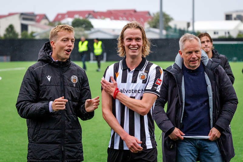 Sigurpáll fagnar með stuðningsmönnum eftir sigurinn í gær ásamt Stefáni Árna og Óskari Hrafni.