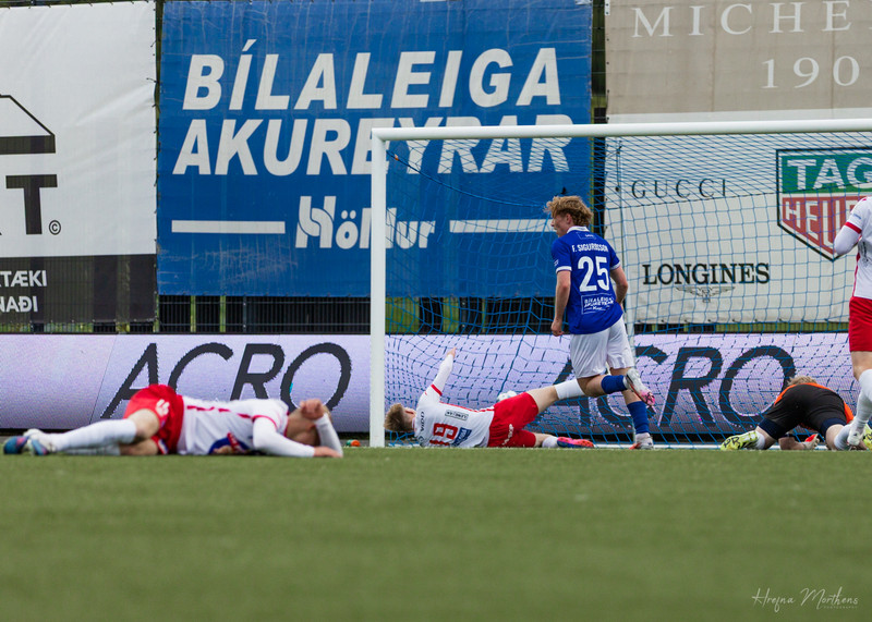Freyr Sigurðsson átti góðan leik og hér liggja þrír Þórsarar eftir að hann skoraði fyrsta markið.
