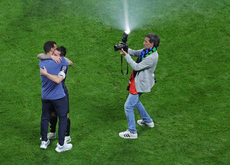 Messi faðmar Scaloni eftir sigurinn á Englandi.