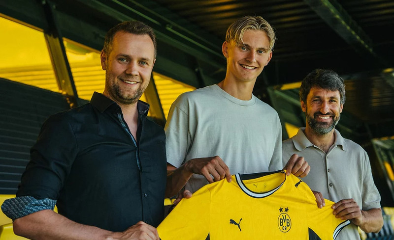 Með aðilum frá Dortmund.
