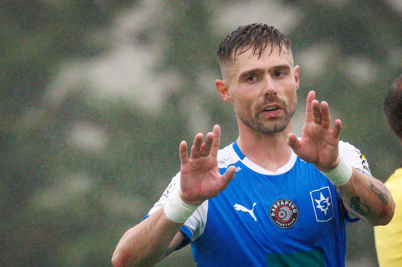 Byrjar á bekknum í dag.