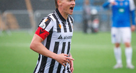 Vældi sig inn í teiginn, sló gamla markametið og er...