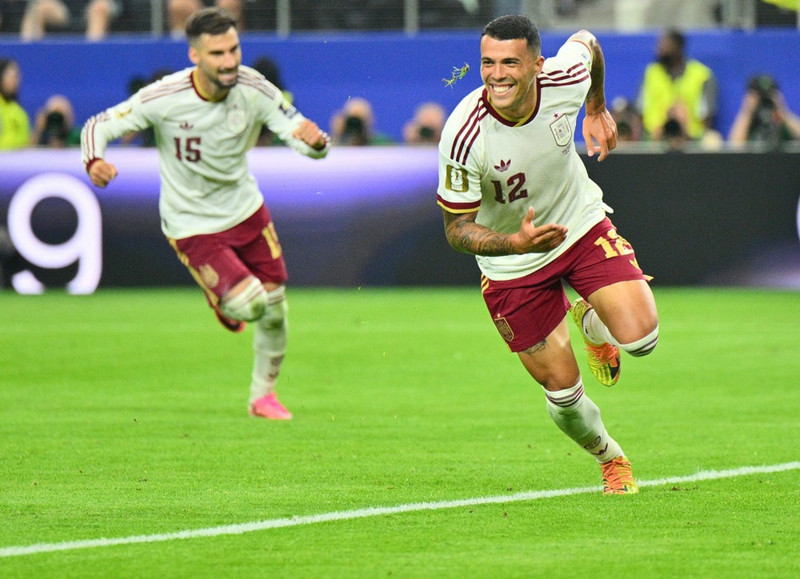 <b>Hægri bakvörður: Pedro Porro (Spánn)</b> - Ein óvæntasta frammistaða HM kom frá bakverði Tottenham. Var framúrskarandi, skoraði geggjað liðsmark gegn Frökkum og tengdi vel við Lamine Yamal.