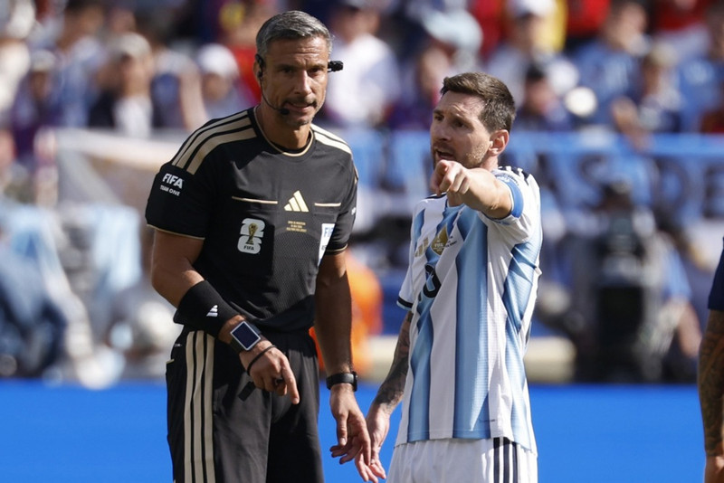 Lionel Messi að klaga til dómarans.