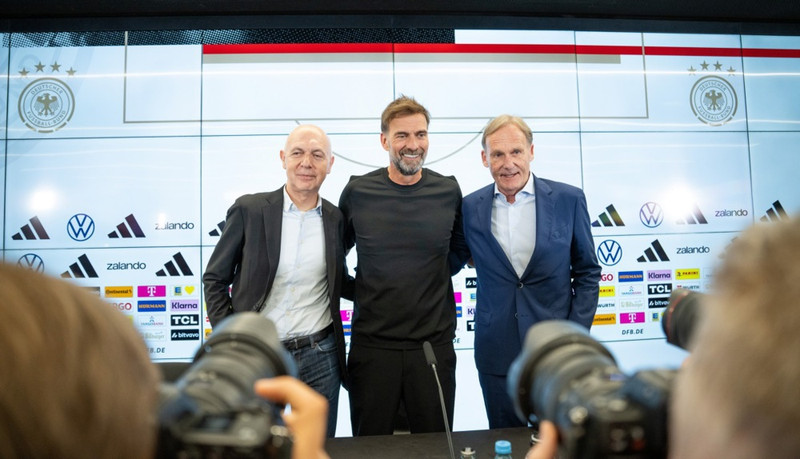 Bernd Neuendorf forseti þýska fótboltasamandsins, Jurgen Klopp landsliðsþjálfari og varaforsetinn Hans-Joachim Watzke.