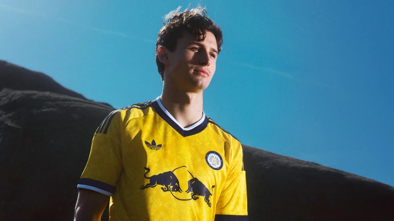 <b>5. Leeds United - Útitreyja</b> - Það er alltaf ákveðin áhætta að vinna með jafn sterkan og afgerandi lit og gulan, en Adidas tekst að halda fallegu jafnvægi í þessari treyju. Yorkshire rósin í mynstrinu gefur henni dýpt án þess að vera of áberandi og svörtu smáatriðin ramma allt svo fallega inn. Mér finnst þessi treyja frábært dæmi um útitreyju sem hefur sinn eigin karakter í stað þess að vera bara öðruvísi til að vekja athygli. Hún er djörf, en samt fáguð. Ég er spenntur að sjá íslenska Leedsarann sporta þessari á Tene í vetur eins og þeim einum er lagið. Sperrtur og sæll.