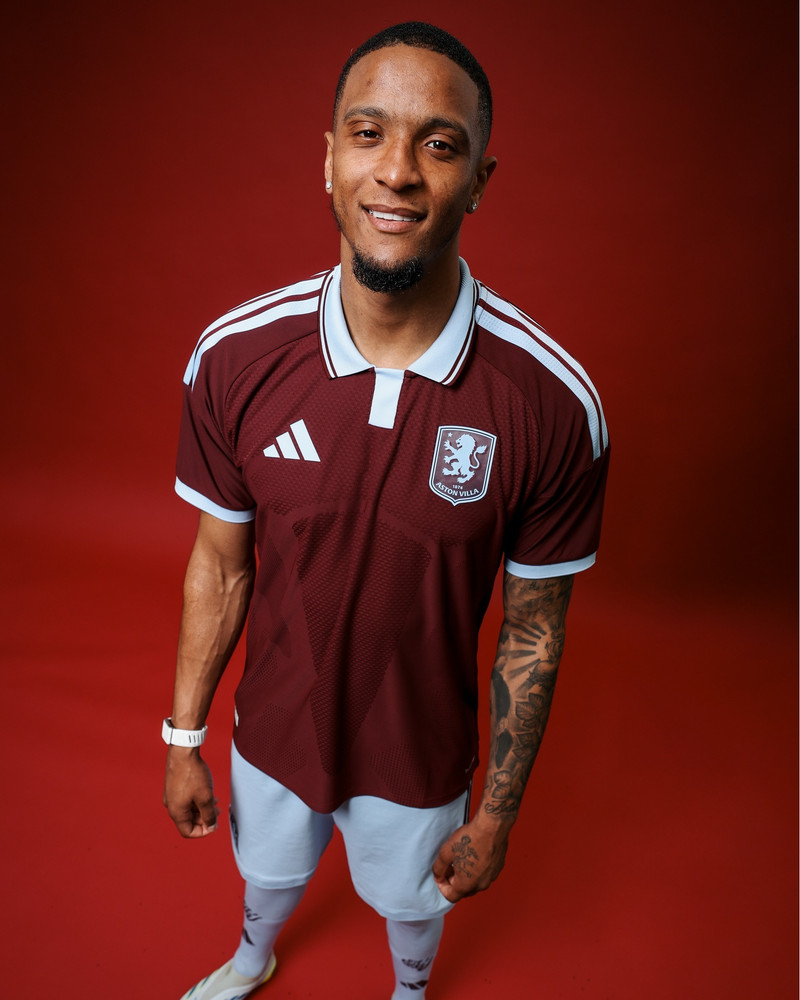 <b>3. Aston Villa - Heimatreyja</b> - Stundum er besta hönnunin sú sem reynir ekki að gera of mikið. Ég er alltaf hrifinn af því þegar hönnuðir treysta litunum sínum. Aston Villa er með eina fallegustu litasamsetningu fótboltans og hér fær hún einfaldlega að njóta sín. Hönnunin er einföld, línurnar hreinar og ekkert sem truflar heildarmyndina eða reynir að stela athyglinni. Þetta er treyja sem verður líklega aldrei kölluð byltingarkennd, en hún þarf þess heldur ekki. Hún er einfaldlega vel hönnuð.