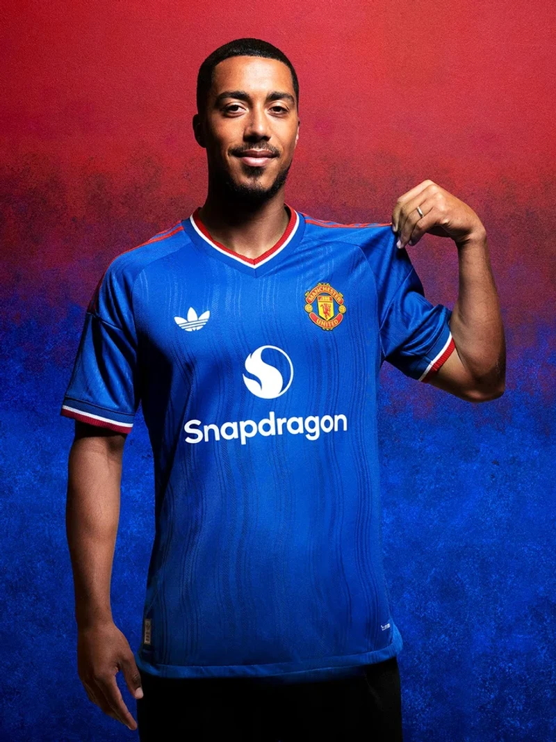 <b>2. Manchester United - Útitreyja</b> - Útitreyjur eiga að fá aðeins meira frelsi en heimatreyjur og mér finnst það nýtt vel hér. Dökkblái grunnurinn og rauðu smáatriðin skapa sterka tengingu við sögu félagsins á meðan klassíska Trefoil-merkið gefur treyjunni retro yfirbragð. Það sem heillar mig þó mest er að hún nær að sækja það besta úr sögunni, en tilheyrir þó nútímanum. Það finnst mér ekki alltaf auðvelt að gera og þegar það gengur upp, eins og hér, er útkoman hreint stórkostleg. Spenntur að klæðast þessari í leikhúsi draumanna í vetur.
