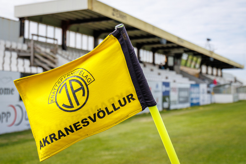 Verið er að undirbúa lagningu á gervigrasi á Akranesi.