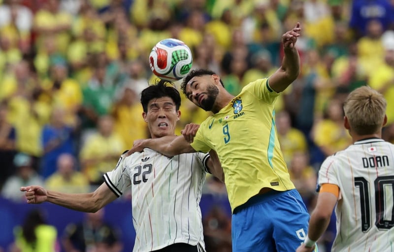 Takehiro Tomiyasu í baráttu við Matheus Cunha á HM.