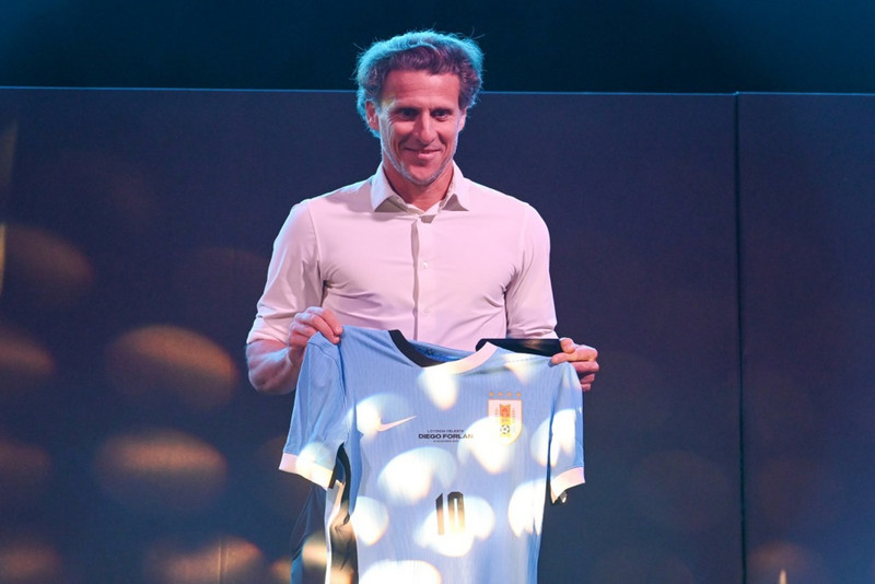 Diego Forlan stýrir úrúgvæska landsliðinu til áramóta.