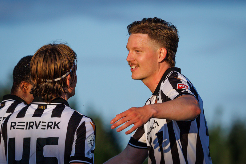 Eiður Gauti Sæbjörnsson fagnar öðru markanna gegn Fram í gærkvöld.