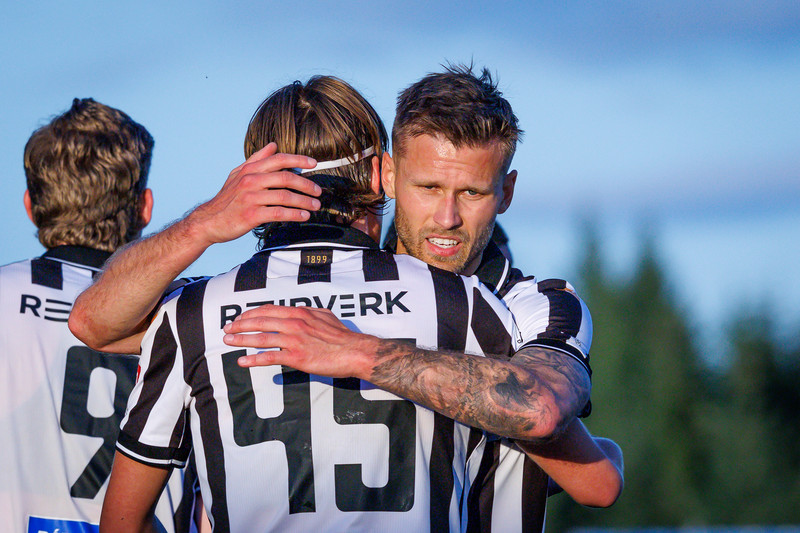 Arnór Ingvi og Galdur fallast í faðma.