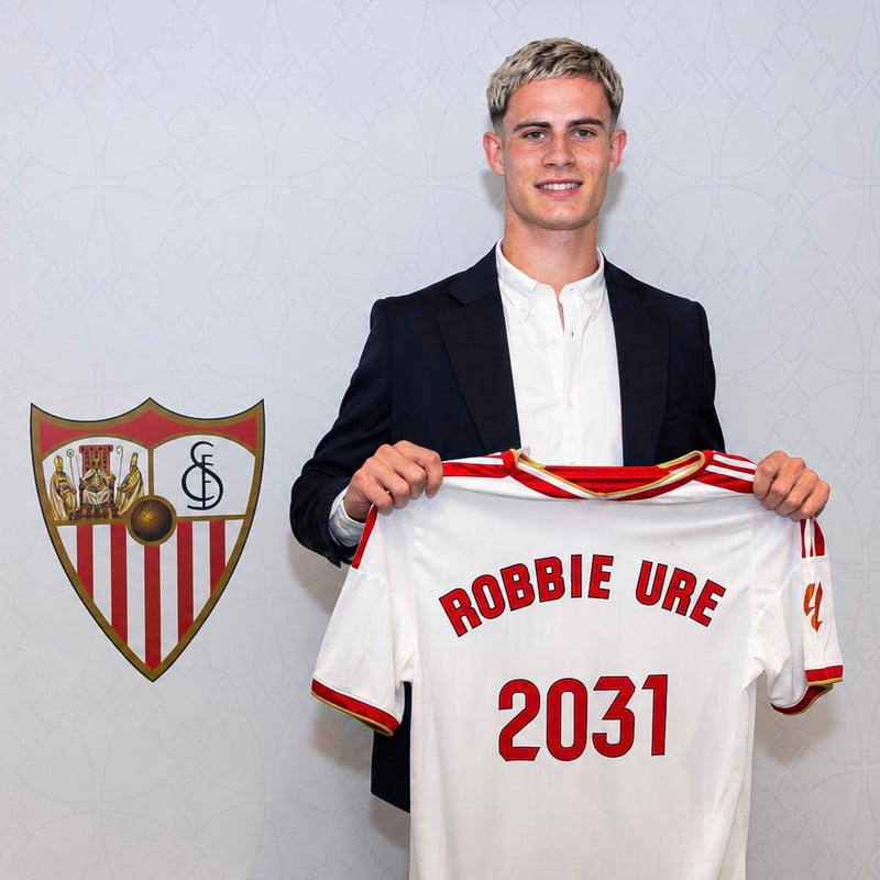 Ure mun klæðast treyju númer 9 hjá Sevilla.