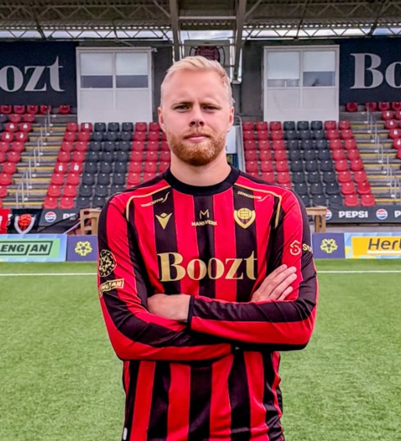 Sveinn Aron skrifaði undir stuttan samning.