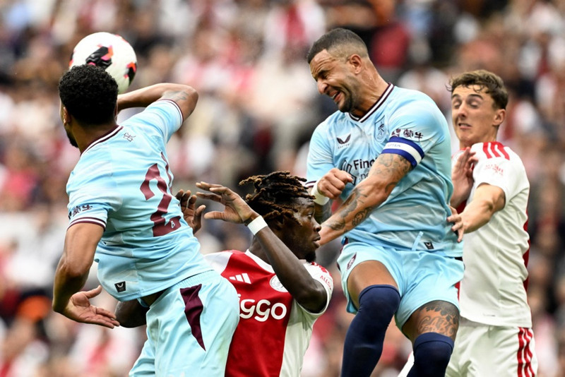 Kyle Walker og félagar í Burnley í æfingaleik gegn Ajax á undirbúningstímabilinu.