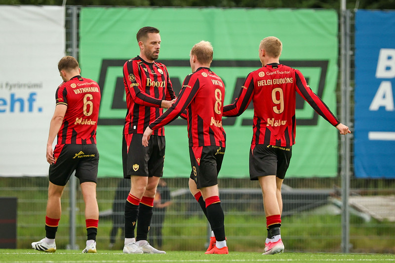 Viktor Örlygur sem er þarna að taka í spaðann á Gylfa lagði upp markið
