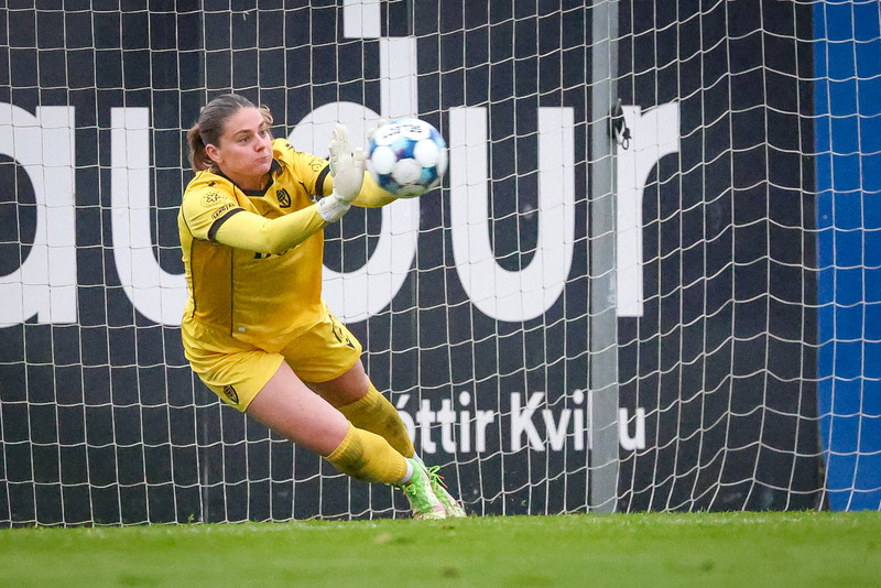 Telma Ívars var hetja Víkings í Kaplakrika þegar hún hélt hreinu og varði vítaspyrnu frá Ásdísi Karen í 0-1 sigri gegn FH.
