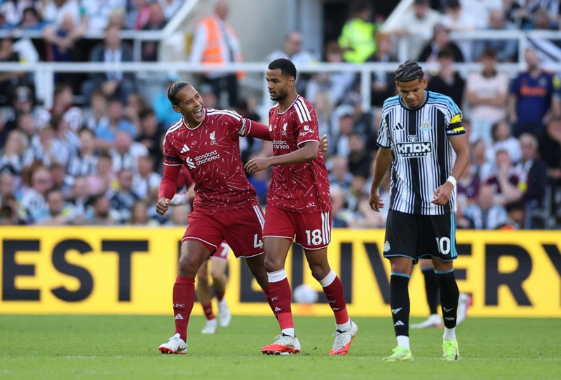 England: Hádramatík þegar Szoboszlai bjargaði stigi fyrir Liverpool