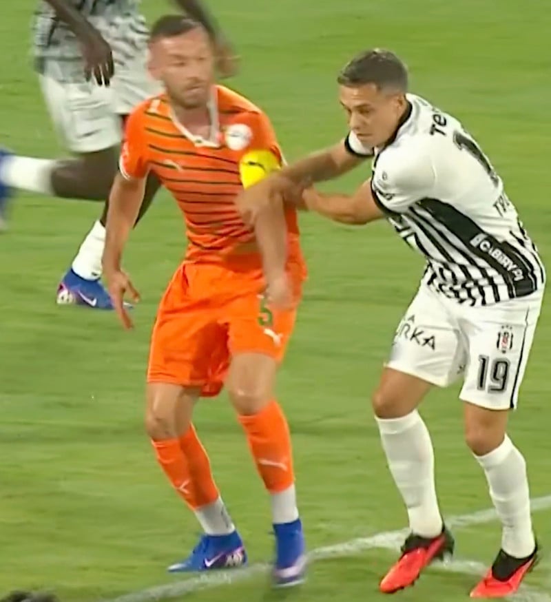 Trossard löðrungaður í leik - Besiktas lætur í sér heyra
