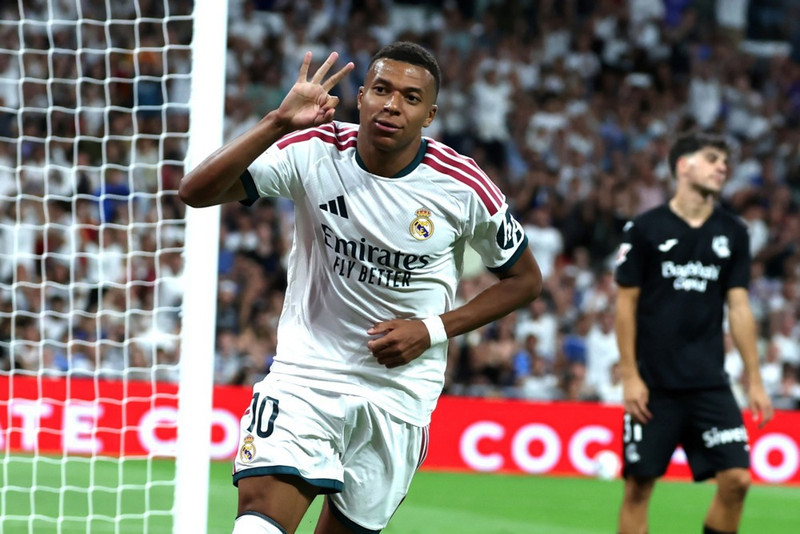 Kylian Mbappe skoraði þrennu í fyrsta leik