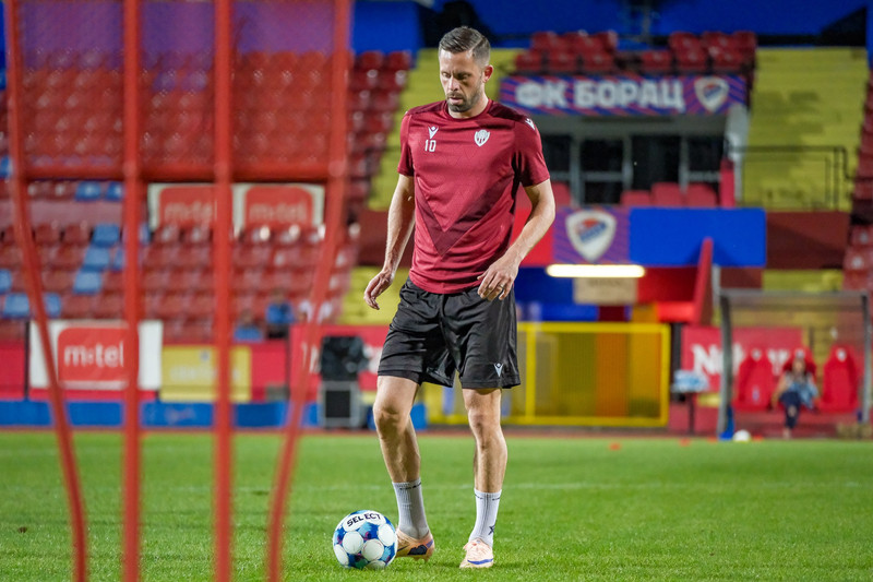 Gylfi Þór Sigurðsson á æfingu í Bosníu í gær.