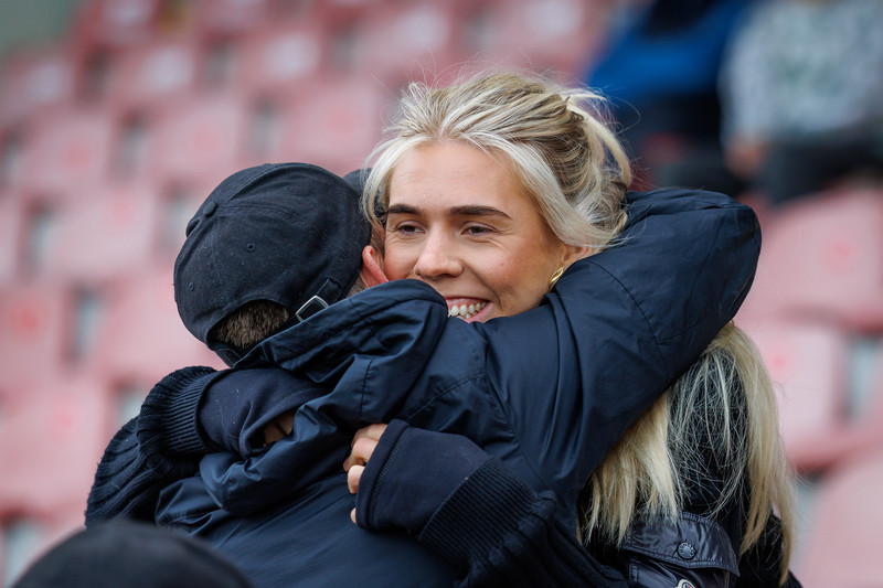 Faðmar hér Hlyn Svan Eiríksson, annan af þjálfurum FH.