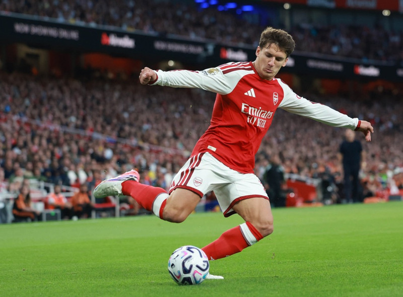 Einkunnir Villa og Arsenal: Tzolis fjarkaður