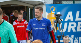 Gylfi mætti í áritaðri Rooney treyju