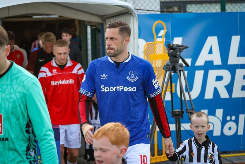 Gylfi gengur inn á völlinn.