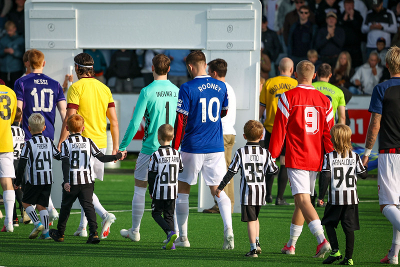 Gylfi mætti í áritaðri Rooney treyju