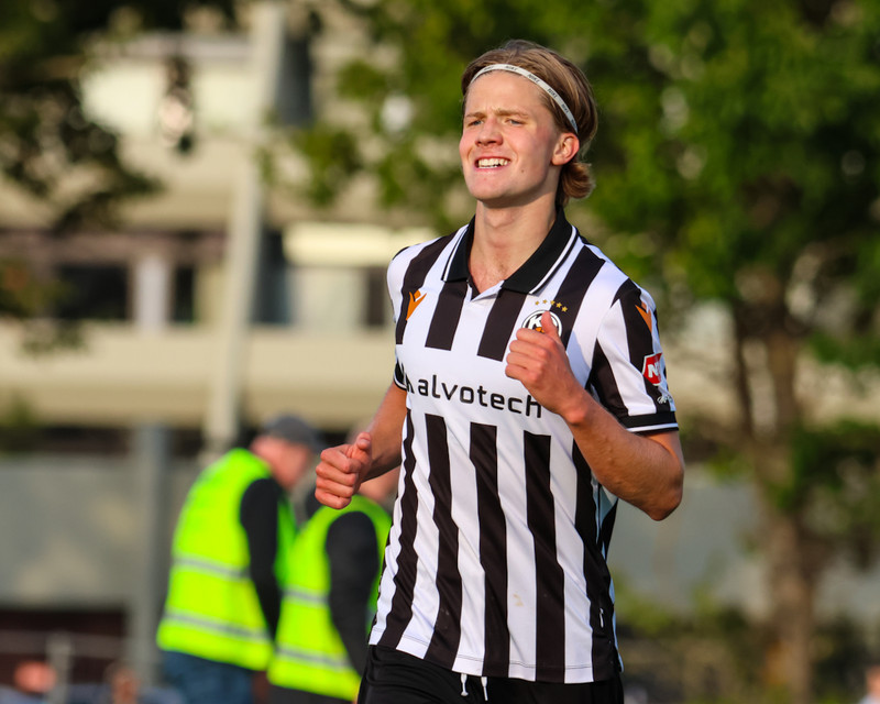 Myndaveisla: Troðfullt á toppslagnum á Meistaravöllum