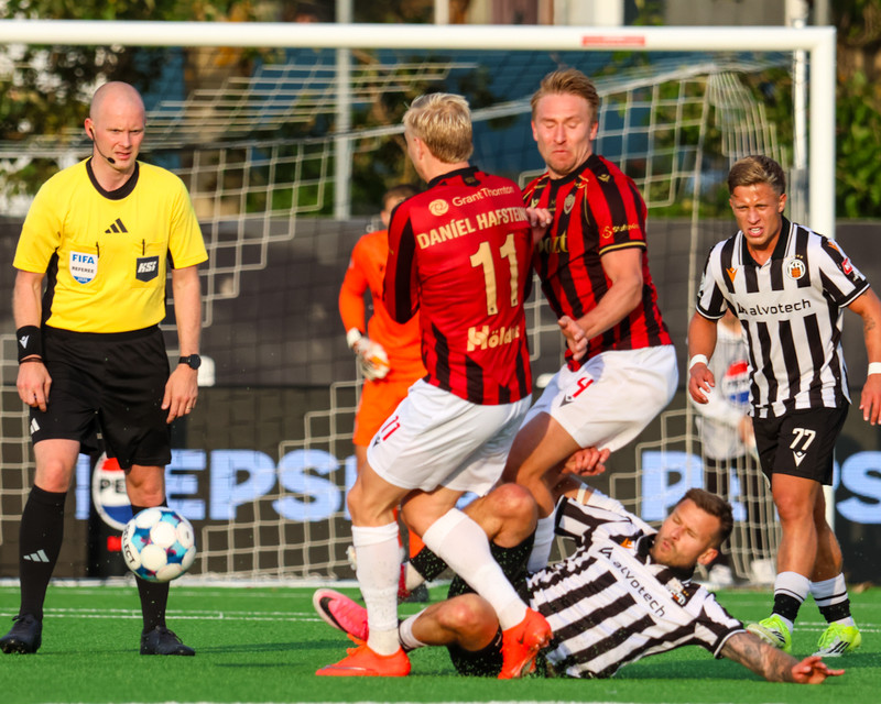 Myndaveisla: Troðfullt á toppslagnum á Meistaravöllum