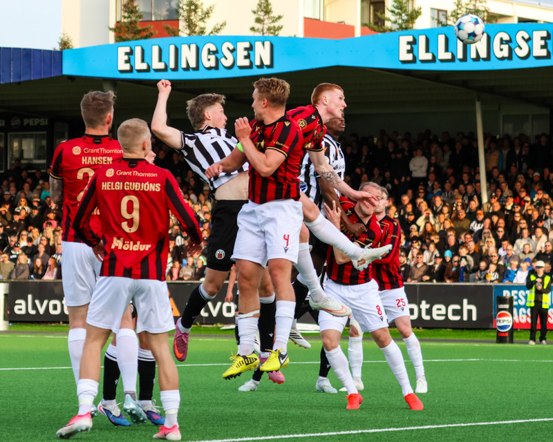 Myndaveisla: Troðfullt á toppslagnum á Meistaravöllum